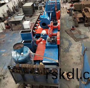 抽(chou)油(you)桿外壁(bi)抛丸(wan)除(chu)鏽(xiu)設(she)備髮(fa)徃烏(wu)魯木(mu)齊(qi)