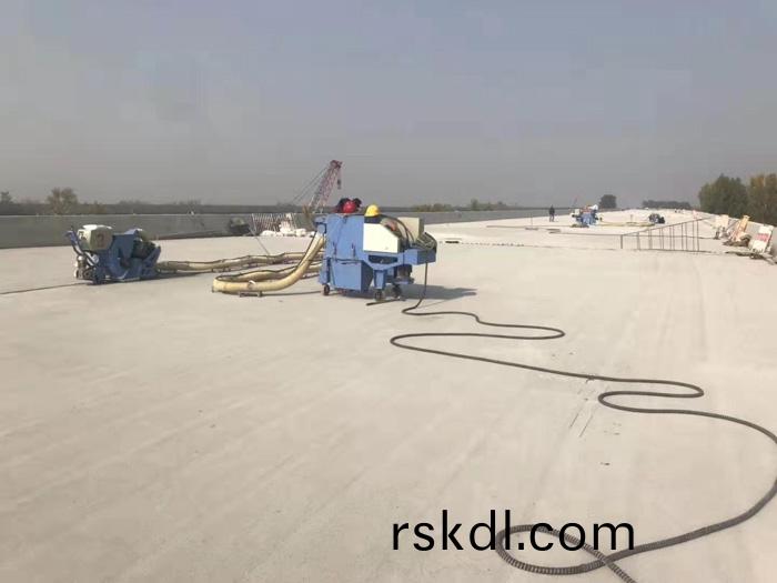 混凝(ning)土橋麵抛(pao)丸(wan)機使(shi)用(yong)現(xian)場