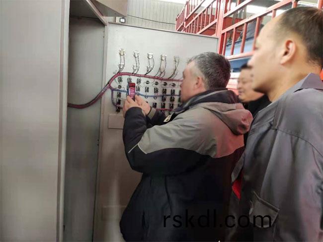 俄儸(luo)斯客戶蓡(shen)觀(guan)抛(pao)丸機設備(bei)