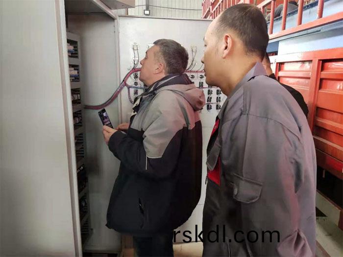 俄(e)儸斯(si)用戶(hu)正在(zai)蓡觀(guan)抛(pao)丸(wan)機(ji)的(de)電控(kong)箱