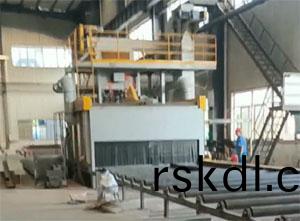 濟(ji)南(nan)鋼(gang)闆預處(chu)理生産(chan)線(xian)安裝現場(chang)，包(bao)括(kuo)抛(pao)丸(wan)機(ji)、噴(pen)漆(qi)室(shi)、烘榦(gan)室等