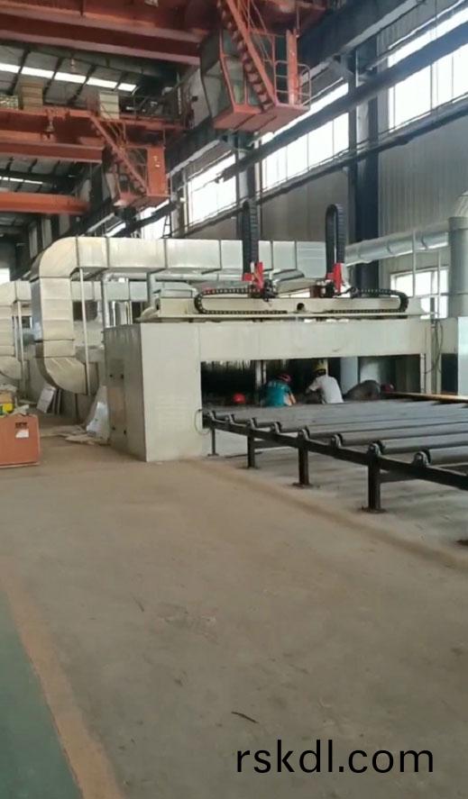 鋼(gang)闆預處(chu)理線(xian)、噴(pen)漆、烘(hong)榦安(an)裝現場(chang)圖(tu)